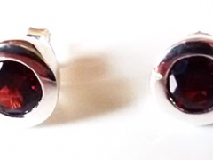 roundgarnetstudearrings[1]